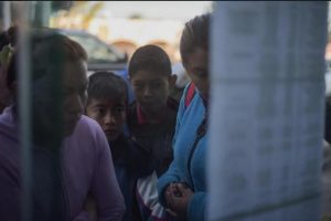Familiares buscan datos sobre sus desaparecidos en el estallido del ducto de gasolina en el municipio mexicano de Tlahuelipan, . Crédito: Ximena Natera/Pie de Página