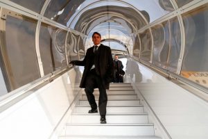 El presidente brasileño, el ultraderechista Jair Bolsonaro, baja del avión que lo trasladó a Suiza, en su primer viaje internacional, para participar en el Foro Económico Mundial de Davos, mientras su gobierno comienza a meterse en el túnel de la corrupción, antes de cumplirse un mes de su gestión. Crédito: Alan Santos/PR-Fotos Públicas
