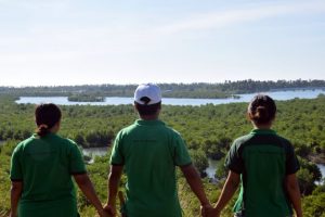 Jóvenes plantadores observan el bosque de manglares en Shwe Thaung Yan, en la región de Ayyerwady, en Birmania (Myanmar). Crédito: Stella Paul/IPS
