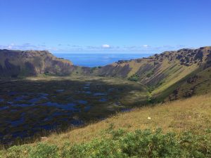 El humedal Rano Kau, en el cráter del volcán del mismo nombre, aún no se ha secado como el situado en el cráter del Ranu Raraku. En este lugar se efectuaron ceremonias ancestrales, pero ahora el acceso está restringido pues su nivel de agua también descendió fuertemente. Crédito: Orlando Milesi/IPS