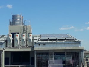 En los techos del nuevo conjunto de viviendas sociales en la Villa 31, en la capital argentina, se instalaron 174 paneles solares y 55 termotanques alimentados con energía solar. Cada termotanque tiene una capacidad de 300 litros y abastece a dos viviendas, bajo el criterio de que en cada departamento viven en promedio tres personas, que requieren 50 litros diarios de agua caliente. Crédito: Daniel Gutman/IPS
