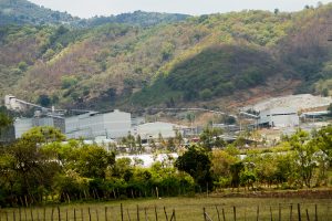 Las instalaciones de la mina de plata localizada en medio del municipio rural de San Rafael Las Flores, en Guatemala, están cerradas desde 2017, como resultado de la lucha de los pobladores de la zona contra esa actividad, que no les había sido consultada debidamente, como avaló el tribunal constitucional del país. Crédito: Edgardo Ayala/IPS