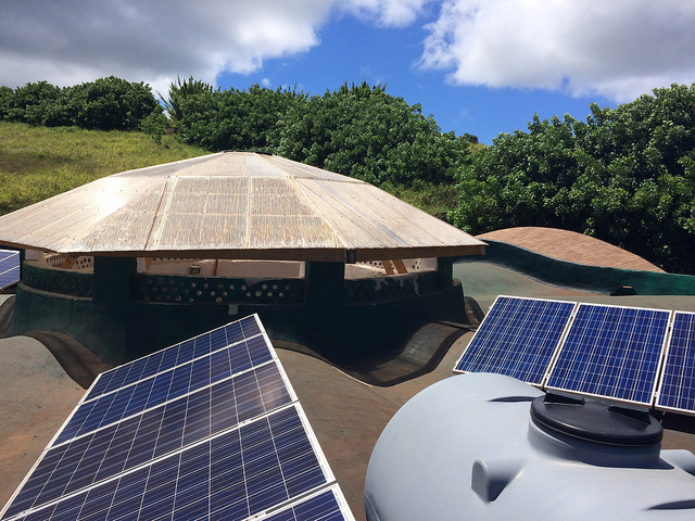 El techo de la original sede de la Fundación Toki en la Isla de Pascua o Rapa Nui, situada a 3.800 kilómetros de las costas chilenas, cumple la doble función de recuperar el agua lluvia la cual se conduce a ocho grandes estanques de acumulación y de generar energía eléctrica mediante seis paneles solares. Crédito: Orlando Milesi/IPS