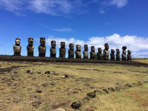 El Ahu Tongariki, de 200 metros de longitud, es la plataforma funeraria más grande de Rapa Nui o la Isla de Pascua. Tiene 15 estatuas de piedra volcánica o moais, ubicadas en la costa suroriental pascuence, frente al volcán Rano Raraku, y sobre ellas pende la amenaza del impacto del cambio climático en el vulnerable territorio insular chileno. Crédito: Orlando Milesi/IPS