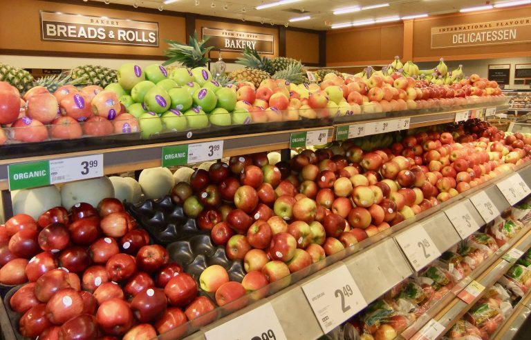 Aun con un metro de nieve en Ottawa, es posible encontrar una amplia variedad de frutas importadas en los supermercados de Canadá. Crédito: Stephen Leahy/IPS.