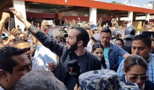 El presidente electo de El Salvador, Nayib Bukele, de 37 años, saluda durante la jornada electoral, en que obtuvo un arrasador triunfo. Crédito: Nuevas Ideas
