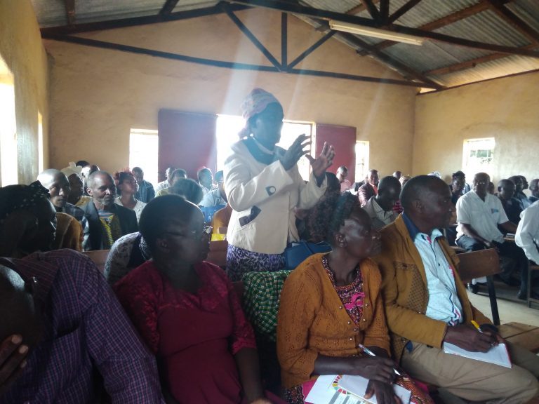 Hombres y mujeres de la localidad de Kalawa, en el condado de Makueni, en Kenia, participaron de un foro de diálogo sobre los Objetivos de Desarrollo Sostenible. Muchos participantes se quejaron de que los proyectos no incluyen su visión de la realidad ni sus aportes. Crédito: Justus Wanzala/IPS