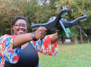 La empresaria tanzana del sector de tecnologías de la información y la comunicación, Rose Funja, muestra uno de los drones que usa como herramienta en su empresa de mapeo de datos. Crédito: Busani Bafana/IPS.