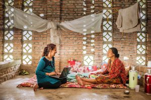 Sujata Sharma Poudel, consejera psicosocial, habla con una mujer local en el Centro de Rehabilitación en Panchkhal Nepal. Luego del terremoto del 2015, Ashmita Tamang, consejera psicosocial del distrito con el Centro de Víctimas de Tortura situado en Nepal, reiteró que el número de casos de violencia doméstica y sexual aumentó. Crédito: Samir Jung Thapa/ONU Mujeres