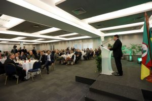 El vicepresidente Hamilton Mourão, un general retirado, en reunión con empresarios, bajo el título grandilocuente, propio de la extrema derecha, de “Desafíos de una nación, el rescate de la patria amada de Brasil”. Su acción moderada y dialogante con todos los sectores contrasta con el discurso agresivo del presidente Jair Bolsonaro. Adnilton Farias/VPR