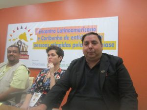 Los brasileños José Picanço (en primer plano) y Evelyne Leandro brindaron su testimonio sobre la manera diferente que les afectó la enfermedad de Hansen, durante un encuentro latinoamericano y caribeño sobre el tema, en Río de Janeiro. A Picanço le separaron de sus padres, con lepra, al nacer en 1972 y solo pudieron reunirse ocho años después, poco antes de morir su madre. Leandro escribió un libro sobre las dificultades de que le diagnosticasen el mal en Alemania, donde vive. Crédito: Mario Osava/IPS