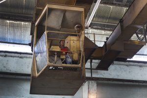 Aracelys Leyva, de 51 años, opera una grúa en uno de los talleres de la estatal Fábrica de Producciones Mecánicas, en el municipio de Palma Soriano, en la oriental provincia de Santiago de Cuba. Crédito: Jorge Luis Baños/IPS