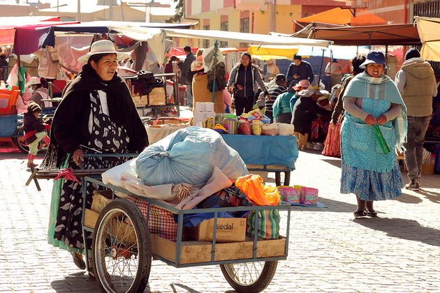 Una mujer en el mercado en El Alto, Bolivia. Crédito: Elena Hertz/ONU Mujeres