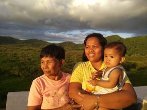 Eluminada Roca, de 70 años, Janeline Garcia, de 32, y su hijo de nueve mese, la mayor y el menor del pueblo de San Isidro participan en la recuperación de la turbera de la cuenca de Leyte Sab-a. Crédito: Stella Paul/IPS