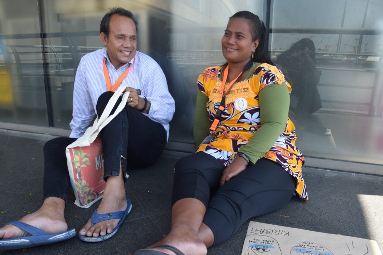 Itinnenga Uan, director de la Fundación para la Lepra del Pacífico en Kiribati, y Kurarenga Kaitire viajaron casi 24 horas para llegar a Manila, Filipinas, para participar de la Asamblea Regional de Organizaciones de Personas Afectadas por la Lepra en Asia, del 3 al 5 de marzo de 2019. Crédito: Stella Paul/IPS