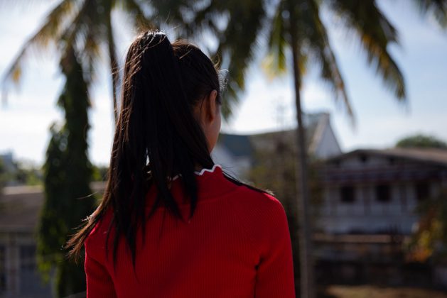 Cada vez más mujeres de Myanmar (Birmania) son víctimas de trata y tráfico y terminan como “novias” en China. Aung Ja* tenía 18 años cuando una mujer de Myitkina, en el norte del país, la convenció de aceptar un empleo en una fábrica en China. La rescataron en 2017 y ahora forma parte de un programa de prevención de ONU Mujeres. Crédito:: Stuart Mannion/ONU Mujeres.