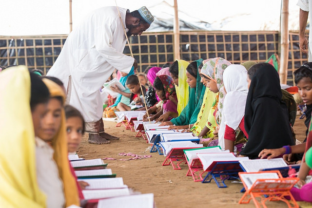 Un grupo de niñas rohinyás toma clases de educación religiosa en una madraza en uno de los campos para refugiados de Bangladesh. Desde enero, el gobierno de Daca ordenó la expulsión de los niños rohinyás de las escuelas del país, una medida que ha provocado la protesta de los grupos de derechos humanos. Crédito: Kamrul Hasan/IPS