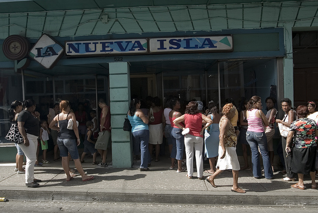 Un grupo de personas, mayoritariamente mujeres, aguarda a poder ingresar a un mercado un mercado en la ciudad de Santiago de Cuba, en la región de Oriente,, donde la encuesta Enig-2016 encontró la situación más desventajosa para las mujeres en Cuba. Crédito: Jorge Luis Baños/IPS