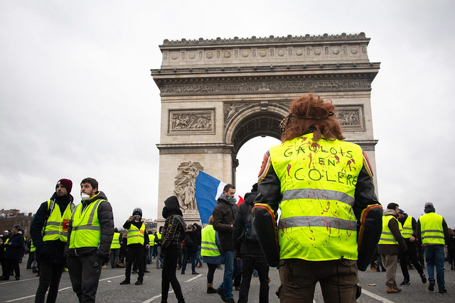 Miembros de los “chalecos amarillos” durante una de sus jornadas de protesta en París, ante el Arco de Triunfo. Crédito: Olivier Ortelpa/CC By 2.0