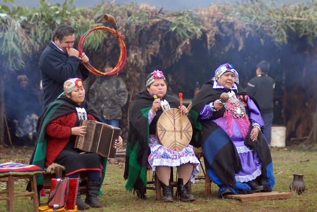 Miembros del pueblo mapuche, que habita el centro y el sur de Chile y el suroeste de Argentina, celebran su Año Nuevo. Las comunidades indígenas son parte de la vanguardia en la lucha contra la degradación de la tierra. Crédito: Fernando Fiedler/IPS