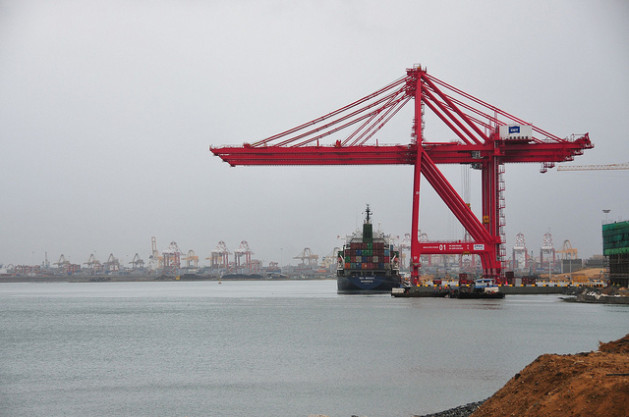 Con apoyo de inversiones chinas, la expansión del puerto de Colombo, en Sri Lanka, busca aprovechar el lucrativo comercio de mercancías con destino a India. Crédito: Amantha Perera/IPS