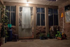 La vivienda donde Ricardo Varona vive, en Chimalhuacán, en las afueras de Ciudad de México, a donde Ricardo Varona tarda dos horas en llegar a su trabajo cada día. Crédito: Eva Morlang/Pie de Página