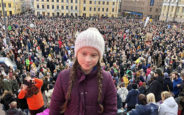 La activista adolescente sueca Greta Thunberg delante de una manifestación en Helsinki, en la mayor manifestación contra el cambio climático ocurrida en Finlandia. Crédito: Svante Thunberg/Twitter
