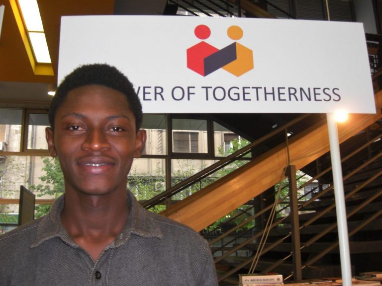 El joven de Liberia Abraham M. Keita, creador de la Fundación Giving Hope to Children, integra un creciente movimiento de activistas juveniles que luchan por la defensa de las libertades civiles y los derechos humanos. Crédito: A D McKenzie / IPS