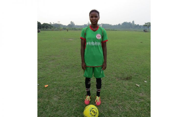 Hanna Hemrom, la ahora adolescente de la localidad de Rangatungi, en el norte de Bangladesh, que en 2014 fue la semilla de un equipo de fútbol de niñas, que ayudo a su empoderamiento mediante el deporte y a conquista buenos logros en las canchas. Ahora el equipo de fútbol local creó una escuela femenina que enseña ese deporte a las niñas y adolescentes. Crédito: Cortesía de Young Bangla