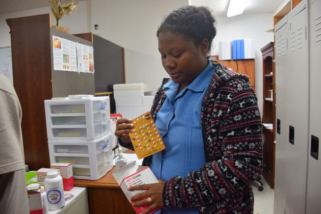 La enfermera Meretha Pierson, en la clínica especializada en lepra de Majuro, en Islas Marshall, muestra los medicamentos que curan la enfermedad de Hansen, y que se entregan de forma gratuita. Crédito: Stella Paul/IPS