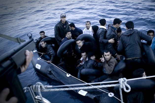 Migrantes recogidos por la guardia costera griega en el Mediterráneo. Para 2027, la Unión Europea planea ampliar de 1.500 a 10.000 la dotación de sus guardias fronterizos armados, para patrullar sus fronteras terrestres y marítimas. Algo que despierta la prevención de activistas humanitarios. Crédito: Nikos Pilos / IPS