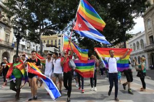 Activistas de la comunidad LGBTI participan el 11 de mayo en una caminata por Paseo del Prado de La Habana, autoconvocada en por las redes sociales, en coincidencia con las actividades de las 12 Jornadas Cubanas de Lucha contra la Homofobia y la Transfobia, pero independiente a ellas. Crédito: Jorge Luis Baños/IPS
