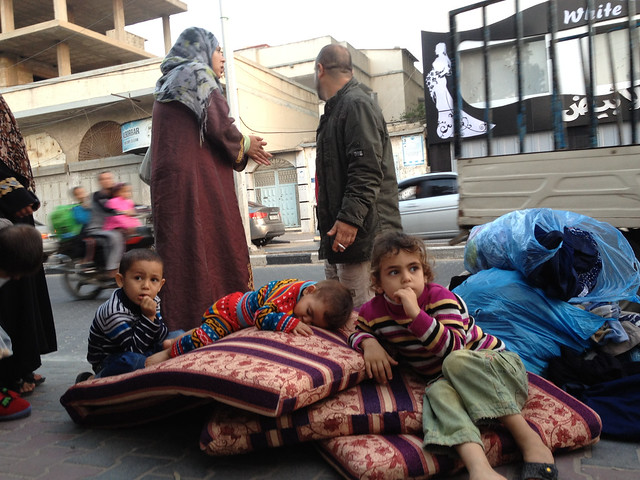 Una familia palestina en una calle del norte de Gaza. Según un nuevo informe de Save the Children, 72 por ciento de las muertes y lesiones infantiles en las zonas de conflicto más letales del mundo son causadas por minas terrestres, ataques aéreos y otras agresiones con explosivos. Crédito: Mohammed Omer / IPS