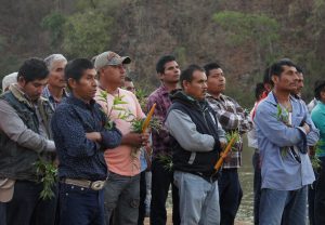 Tributo de miembros de la comunidad Paso de la Reina al río Verde, en Jamiltepec, Oaxaca. Crédito: Antonio Mundaca/Pie de Página