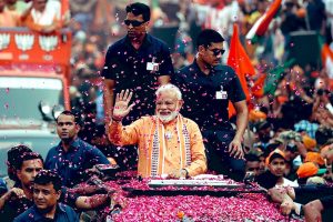 El primer ministro Narendra Modi es festejado con una lluvia de pétalos de rosa después de que su nacionalista Partido Bharatiya Janata fue declarado como apabullante ganador de las elecciones nacionales de India. Crédito: Página de Narendra Modi