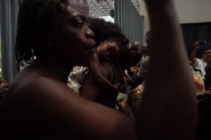 En la estación ferroviaria de Arriaga, en el estado mexicano de Chiapas, migrantes esperan la salida del tren que recorrerá 153 kilómetros hasta llegar a Ixtepec, Oaxaca, por un tramo en que las unidades solo pueden ir a 18 kilómetros por hora, por la precariedad de las vías. Los migrantes arriesgan su vida en estos trayectos con la esperanza de llegar a la frontera norte del país e intentar entrar a Estados Unidos. Crédito: Isabel Mateos/En el Camino
