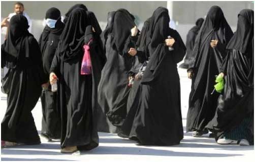 Las mujeres saudíes viven bajo la ausencia de derechos y la tutela de los varones que impone la ley. Las activistas que promueven mejorar la situación de las mujeres son detenidas y torturadas, contradiciendo la costosa imagen de modernización y apertura con la que el reino saudí busca maquillar su imagen. Crédito: Cortesía de las autoras