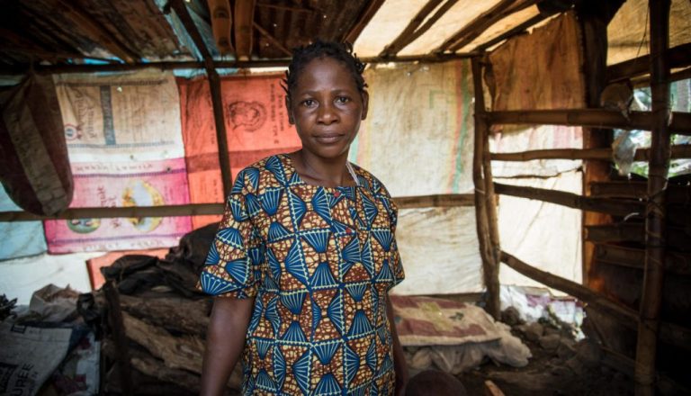 Minette, de 38 años, tuvo que huir junto con su familia de una de las regiones anglohablantes de Camerún después, de que su hogar fue incendiado, y ahora sobreviven como desplazados internos. Crédito: Tiril Skarstein / NRC
