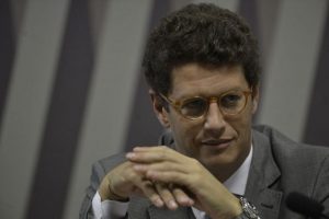 El ministro de Medio Ambiente de Brasil, Ricardo Salles, durante una reunión con la Comisión de Ambiente del Senado para explicar sus planes. Allegado a los intereses de la gran agricultura y la expansión ganadera en la Amazonia, su prioridad son los temas urbanos, como saneamiento y contaminación del aire. Sus primeras medidas apuntan al desmantelamiento del sistema de gestión y protección ambiental. Crédito: Fabio Rodrigues Pozzebom/Agência Brasil