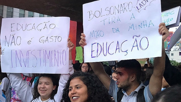 Estudiantes brasileños durante una de las manifestaciones de protesta que se han sucedido este mes de mayo contra los recortes al presupuesto de las universidades anunciado por el gobierno de Jair Bolsonaro. Crédito: PT