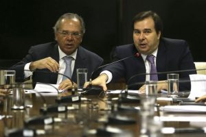 El superministro de Economía, Paulo Guedes (I) y el presidente de la Cámara de Diputados, Rodrigo Maia, durante su encuentro para acelerar la reforma del sistema de previsión social, considerada clave para equilibrar las cuentas públicas e impulsar la economía. Sectores cercanos al presiente Jair Bolsonaro acusan a Maia de “traidor” y “corrupto”, lo que dificulta el vital apoyo de este aliado. Crédito: Fabio Rodrigues Pozzebom/Agência Brasil