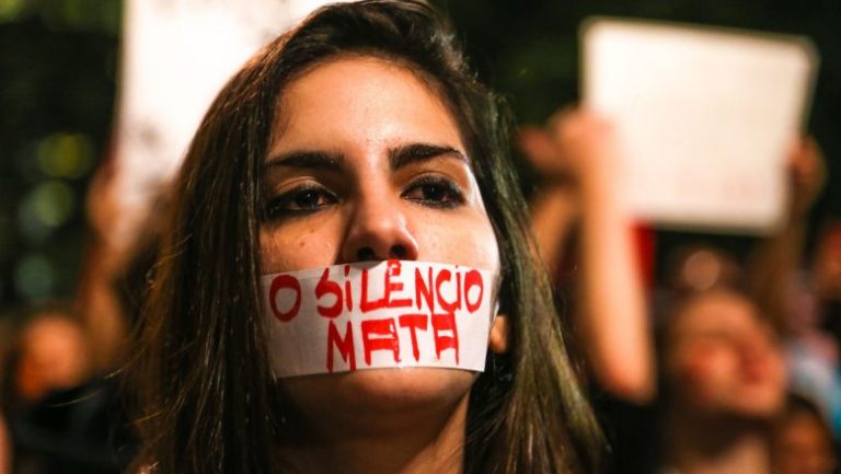 La Ley Maria da Penha, que norma desde 2006 los delitos de violencia contra las mujeres, fue un hito en Brasil en la lucha contra violencia machista dentro y fuera del hogar, el acoso sexual y otros delitos de los que son víctimas las mujeres. Esa ley fue completada por la del Feminicidio, que desde 2015 agrava las penas a los asesinatos por razón de género, al tipificarlos como un “crimen horrendo”. Crédito: Paulo Pinto/PT