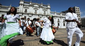Un grupo de músicos y danzantes afrochilenos de Arica y Parinacota baila en la plaza ante el palacio presidencial de La Moneda, en Santiago de Chile. Crédito: ACNUDH