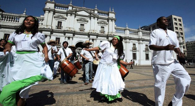 Un grupo de músicos y danzantes afrochilenos de Arica y Parinacota ...