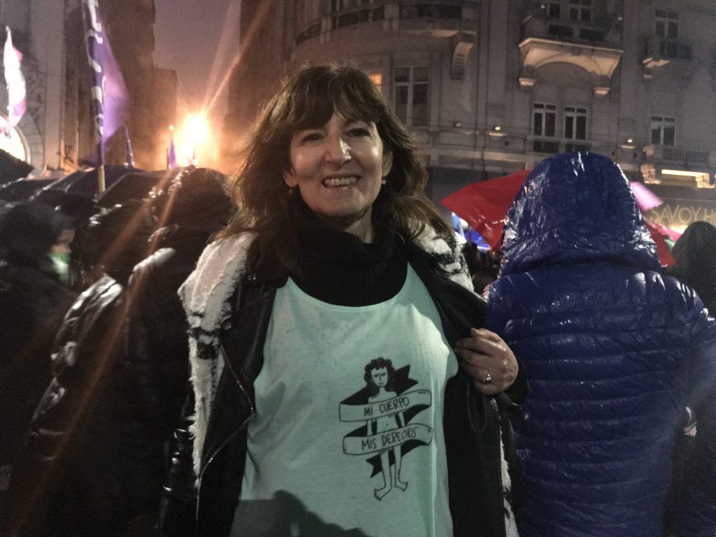 Una manifestante en Buenos Aires porta una camiseta con el lema "mi cuerpo, mis derechos", una de las consignas de la llamada marea verde, el color adoptado por el movimiento que demanda la legalización del aborto, que está comenzando a extenderse desde Argentina a otros países latinoamericanos. Crédito: Fabiana Frayssinet / IPS