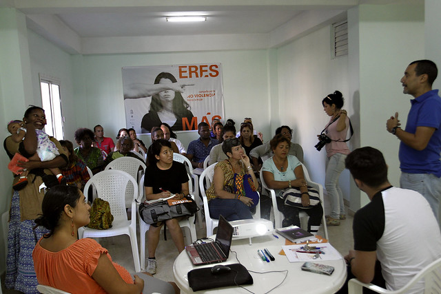 Participantes en uno de los encuentros de reflexión sobre la violencia hacia las mujeres y las niñas en Cuba, dentro de la campaña “Eres más”, en la sede en La Habana del Centro Oscar Arnulfo Romero. Crédito: Jorge Luis Baños/IPS