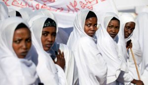 Un grupo de niñas en Darfur, una región conflictiva de Sudán. Los cuerpos de las mujeres y las niñas son un arma utilizada en los conflictos armados en el mundo, con consecuencias devastadoras para ellas y sus comunidades. Crédito: Albert González/ONU