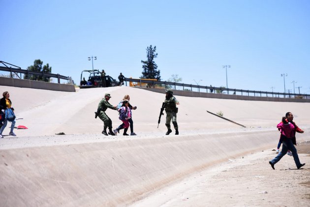 Un grupo de migrantes es detenidos en Ciudad Juárez, en la propia frontera de México con Estados Unidos, por efectivos de la nueva y militar Guardia Nacional y entregados a funcionarios de Migración. Crédito: Rey R. Jauregui/La Verdad-En el Camino