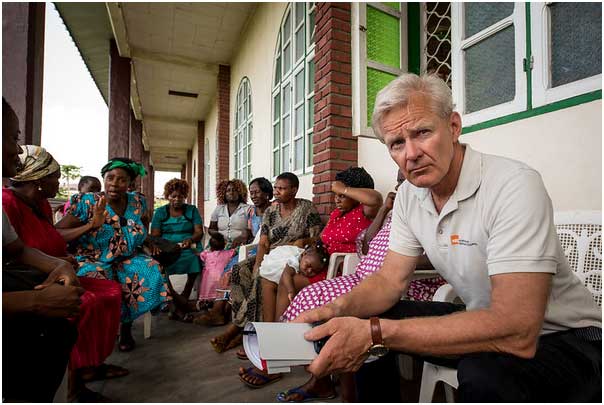 El secretario general del Consejo Noruego para los Refugiados, Jan Egeland, durante su visita a Buea, capital de la región del Suroeste de Camerún, el 23 de abril. Allí se reunió con un grupo de mujeres que fueron desplazadas por el conflicto interno en las áreas anglófonas de Camerún. Crédito: NRC