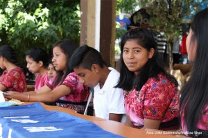 Adolescentes indígenas de Guatemala cursos de adiestramiento de la Organización Internacional para las Migraciones, en una de las iniciativas para promover que tengan oportunidades laborales en sus territorios y reducir así la emigración en el país centroamericano. Crédito: OIM